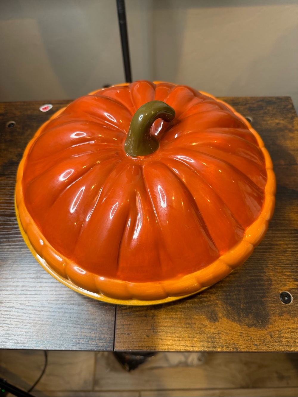 Ceramic pumpkin pie dish featuring a glossy orange ribbed design dark green stem